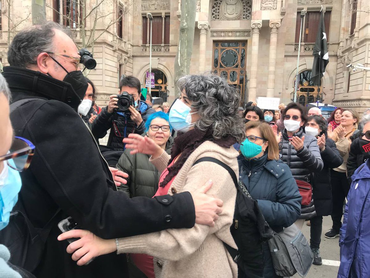 omnium's tweet photo. 📸 Fem costat a la nostra companya Marta 💪

L’1-O va rebre insults i amenaces pel seu compromís amb les urnes i la democràcia i avui 4 acusats per l’assetjament seran jutjats 👨‍⚖️ https://t.co/LtrspHvFtw