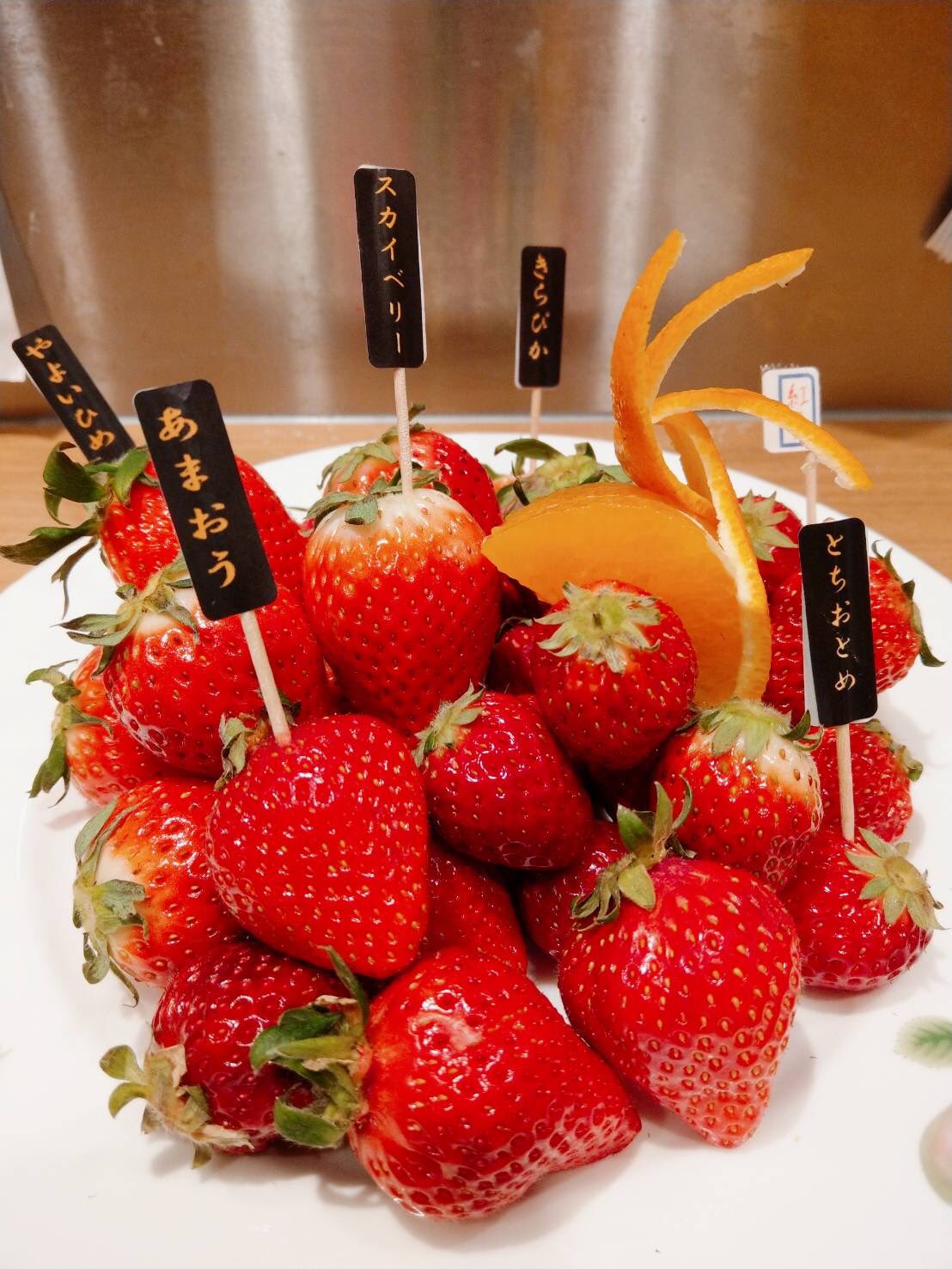 果実園 新宿店食べ放題 大好評の苺食べ放題を3月7日 月 4月1日 金 まで引き続き開催致します 苺は入荷によりかわりますが苺の王様あまおう とちおとめ いばらキッス まりひめ やよいひめ 紅ほっぺetcをご用意してお待ちしております