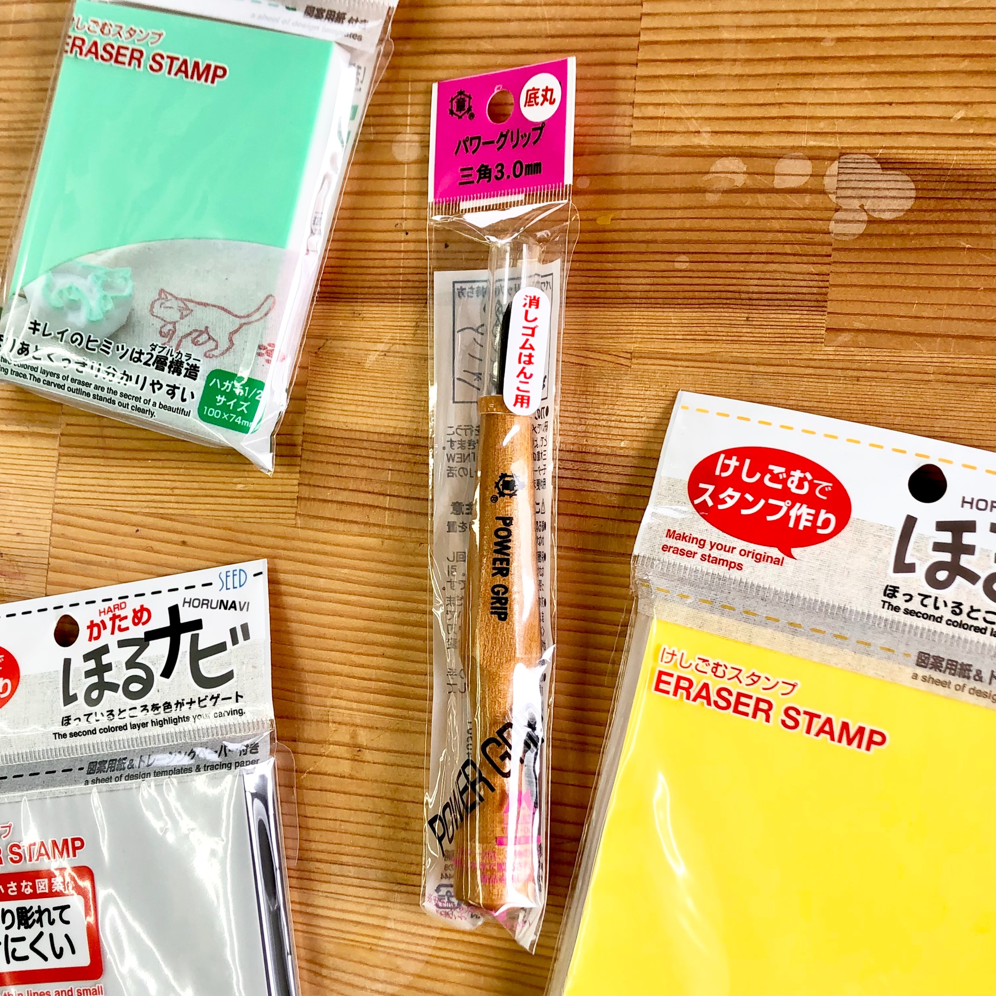 画箋堂 本店 画箋堂 ガセンドウ 春休みはお家で簡単に出来る工作に挑戦してみてはいかがでしょうか 消しゴムはんこ は本格的な細かい装飾から お子様も楽しめるものまで 彫り方は様々です 細かい細工をしやすい硬めタイプや 消しゴムはんこ専用の