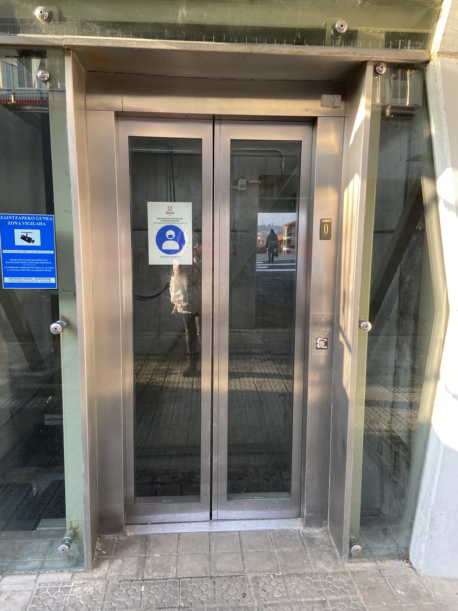 irecouso's tweet photo. @GetxoUdala, de nuevo se ha estropeado el ascensor que comunica Areneondo con Alango. Es la 2ª vez en 2 semanas. Si llevas un carrito o tienes movilidad reducida te sientes atrapada porque para continuar solo hay unas escaleras y necesitas ayuda de otro viandante para continuar. https://t.co/qkBiXJmmzz