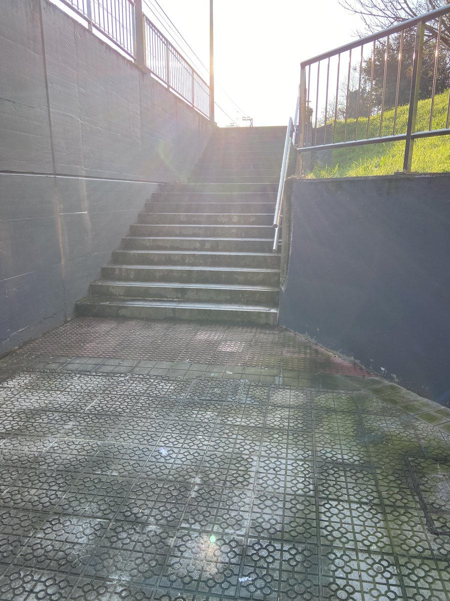 irecouso's tweet photo. @GetxoUdala, de nuevo se ha estropeado el ascensor que comunica Areneondo con Alango. Es la 2ª vez en 2 semanas. Si llevas un carrito o tienes movilidad reducida te sientes atrapada porque para continuar solo hay unas escaleras y necesitas ayuda de otro viandante para continuar. https://t.co/qkBiXJmmzz
