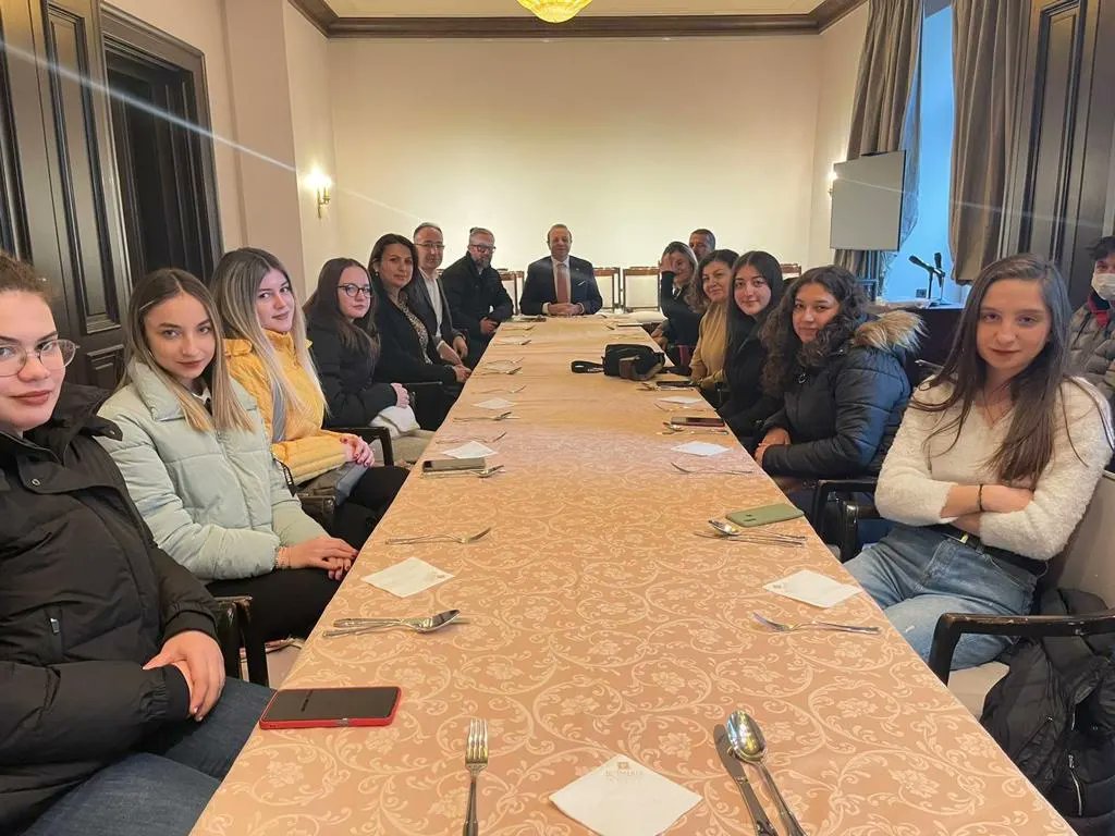 TC_PragBE's tweet photo. (2/2)++ kteří přijeli do Prahy v rámci projektu Erasmus + díky finančnímu fondu Evropské unie. Navštívil Hotel Le Palais, kde je řada těchto studentů na stáži a příjemně si s nimi popovídal.
#türkiye #çekya #prag #czechrepublic
#turkishembassyprague #erasmusplus #turkishstudents https://t.co/uMUx4hazEv