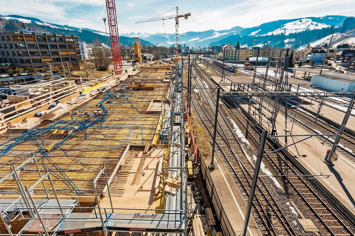mobimagsocial's tweet photo. Nicht nur @RailService setzt auf das Geschäft mit Immobilien. Auch die @sob_ch, @blsAG, @vbz_zueri_linie und @rhaetischebahn investieren. Denn Laden- und Wohnungsmieten spülen verlässlich Geld in die Kassen. 

Jetzt auf https://t.co/s4wGa41V6z (Abo/Kauf).

#oev #oevlive #verkehr https://t.co/unRyIZtU83