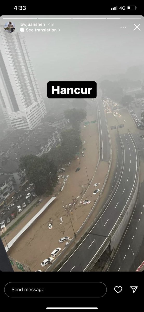bobeside's tweet photo. kl banjir gais take caree!!! stay safe https://t.co/JY3fVFRnZk