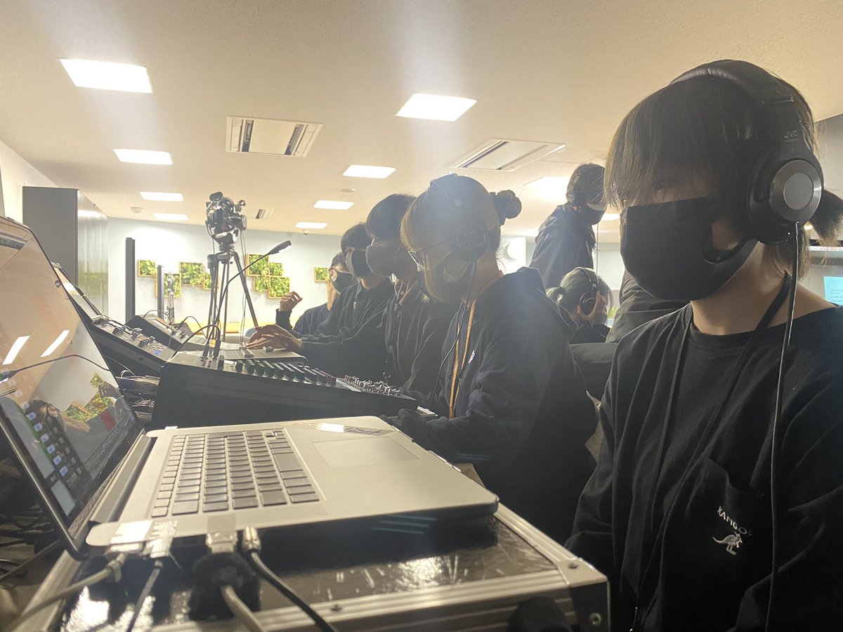 technos_onkyo's tweet photo. 2022テクノス展がスタートしました！
配信の音は音響芸術科1・2・3・4年生の合同チームが担当してます♪
そして放送芸術科配信チームと協働して運営して参ります！是非ご覧下さい😄 https://t.co/i3LmtPGqUR