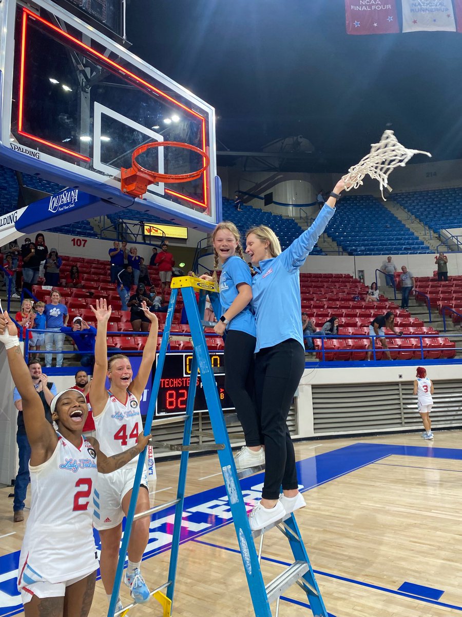 BrookeStoehr's tweet photo. I’m struck by the joy on the faces of ⁦@keiunna_walker⁩ &amp; ⁦@AnnaLarr_Rob7⁩. They’ve led this group in scoring &amp; have had many big ind moments. They held the ladder &amp; celebrated everyone who cut the net last night. This embodies who this TEAM is!❤️💙#Family #Service https://t.co/OjribDOxsV