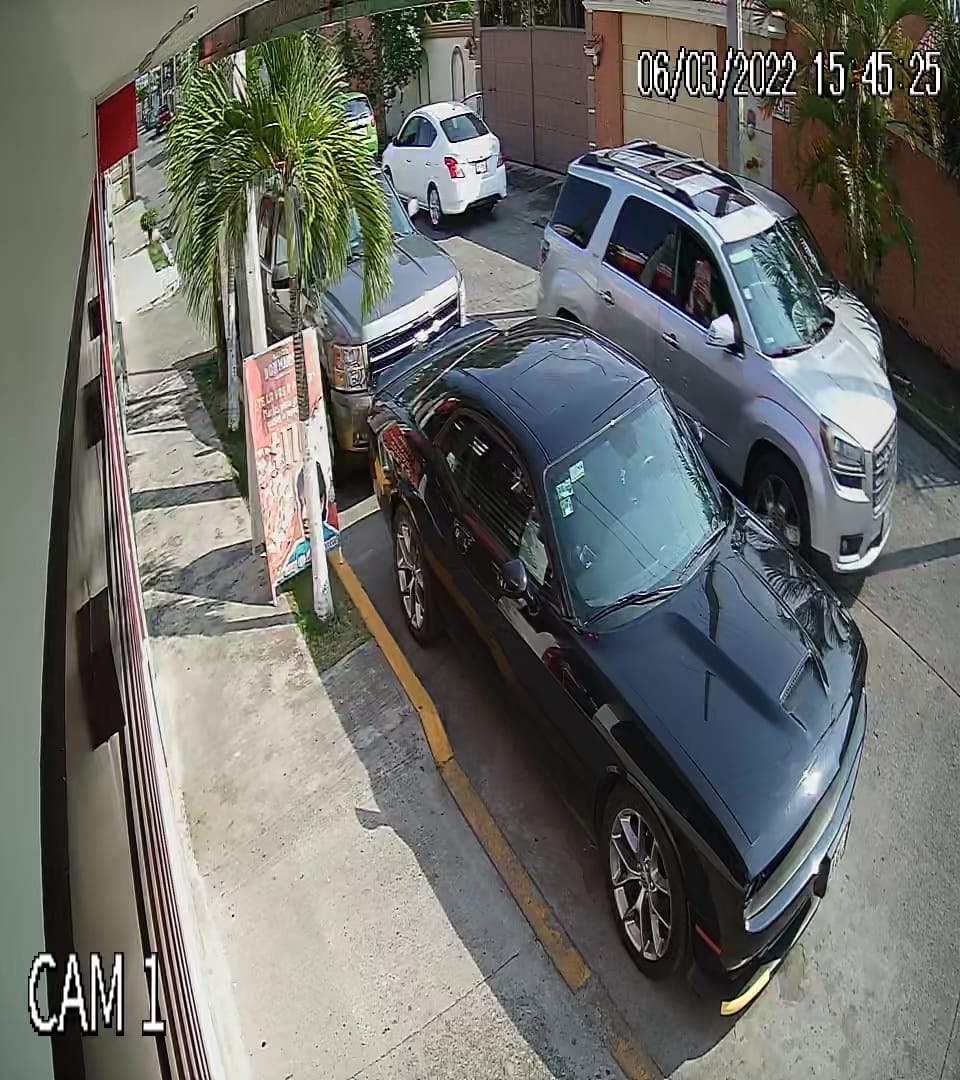 CaguamaDrama's tweet photo. Esta camioneta está tomando fotos frente a nuestros negocios. #PozaRica atraviesa días difíciles, favor de difundir. Hoy es por mi,.mañana por ustedes. https://t.co/1F8KPTSZc6