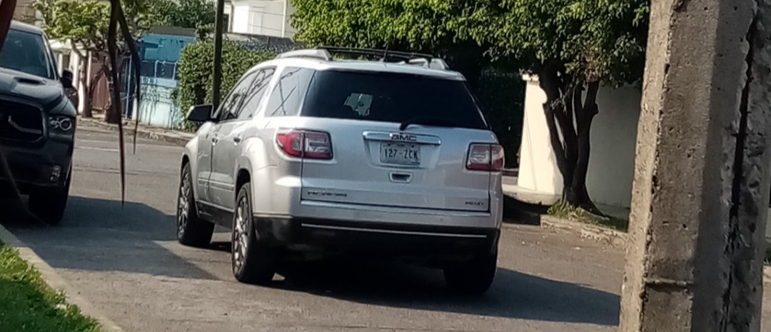 CaguamaDrama's tweet photo. Esta camioneta está tomando fotos frente a nuestros negocios. #PozaRica atraviesa días difíciles, favor de difundir. Hoy es por mi,.mañana por ustedes. https://t.co/1F8KPTSZc6