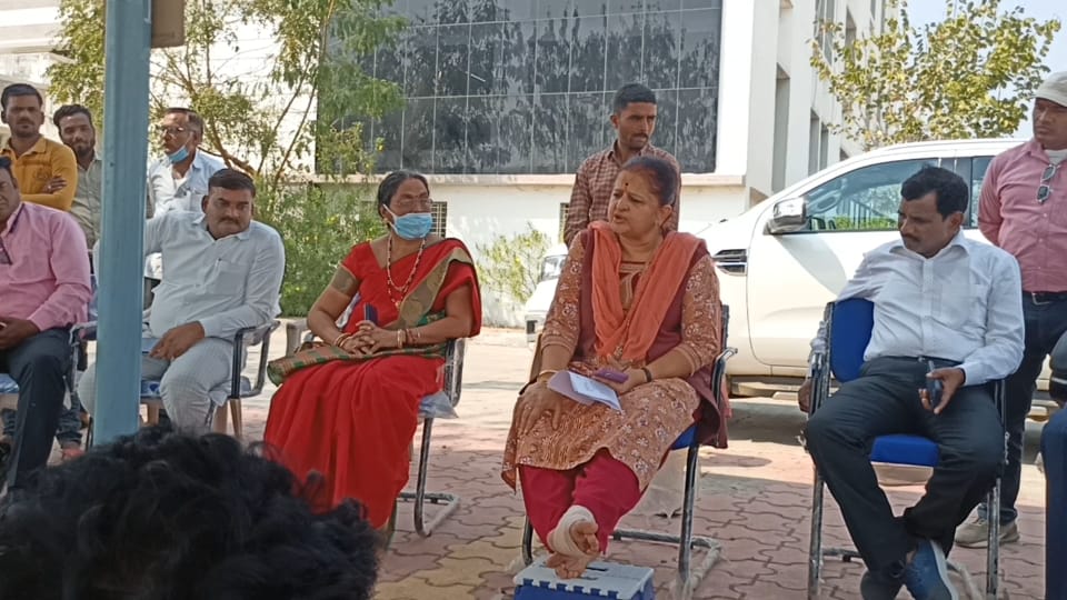 AjaySen2512's tweet photo. माननीय मुख्यमंत्री जी @ChouhanShivraj,माननीय मंत्री जी @kawreramkishor और माननीय अर्चना चिटनिस जी @ChitnisArchana का बहुत-बहुत धन्यवाद जिन्होंने हमारी समस्याओं को सुना और उनका निराकरण करने के लिए हमें आश्वासन दिया जिसके पश्चात छात्रों ने हड़ताल को स्थगित किया  । https://t.co/XJ7kYzffu7
