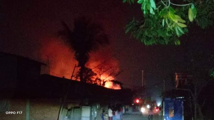 kay_2439's tweet photo. Fire in Pyigyidagun town at midnight

Some houses and some cars were damaged

#MassacreInMyanmarByJunta
#2022Mar7Coup
#WhatHappeningInMyanmar https://t.co/07u8jJZvYT