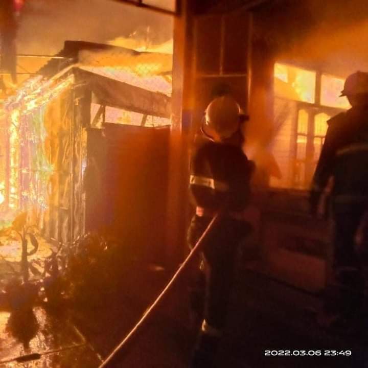 kay_2439's tweet photo. Fire in Pyigyidagun town at midnight

Some houses and some cars were damaged

#MassacreInMyanmarByJunta
#2022Mar7Coup
#WhatHappeningInMyanmar https://t.co/07u8jJZvYT