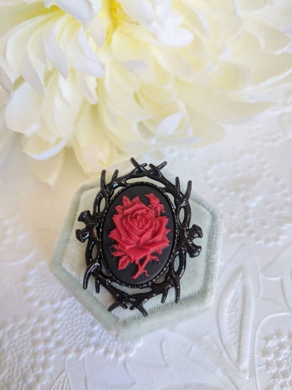 PapillionEra's tweet photo. Red rose brooch, Rose cameo brooch, Gothic brooch, https://t.co/LZRrlkXG4r #redrosebrooch #gothicbrooch #gothicpin #victorianjewelry @etsymktgtool https://t.co/BAcPZRQziw