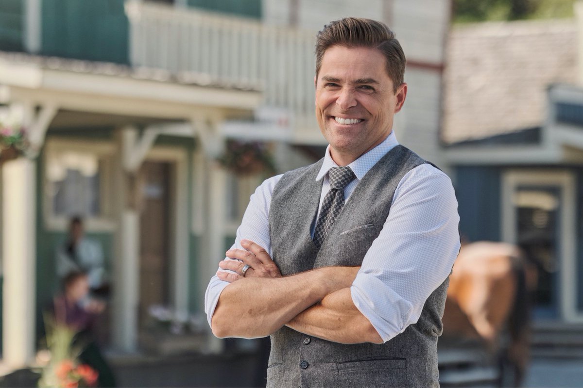 Hallmark Channel tweet media