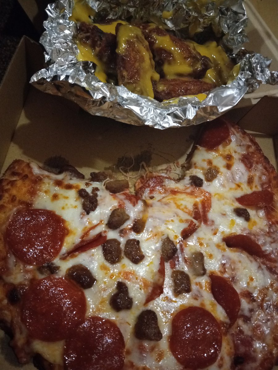 HeC0achEmWell_'s tweet image. 🔥☝🏾💥💨🥵🍕🍗🍕🍕🍗🔥💪🏾😍🥴🥴#PepporoniSausagePIZzA!!.. 💨💣
👉🏾 Dem Crunchy!! ASs!! #HoneyMustardWINGZ!! 
#PizzaBOlis!!! WE!!!  #OutSide wit It!! 🗣🗣🗣#TurnItUp!!! 💯🥃🍾🍾💨⛽⛽🚀 &quot;#DaMunchies