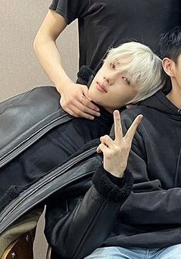ความแตกแตนเดือนแรกของปี ผมขาว คอเต่สีดำใส่อีก 🥺👍🏻