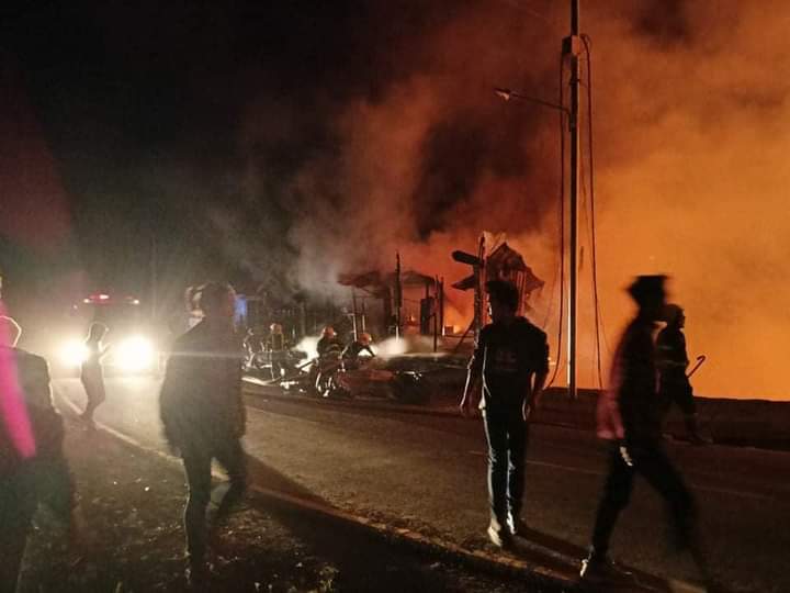 kay_2439's tweet photo. Three houses burnt down in Falam
Locals said it was the work of a terrorist war council

Other cities also experienced catastrophic fires
#MassacreInMyanmarByJunta
#2022Mar7Coup
#WhatHappeningInMyanmar https://t.co/8TxLHkUSTN