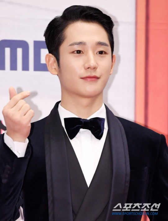 KoreanUpdates's tweet photo. #JungHaeIn reportedly joining #KangHaNeul in new KBS drama 'Trees Die on Their Feet'.
#YounYuhJung #SungDongIl and #SonYeJin were named as the cast (still no confirmation from the actors)
https://t.co/Wdwe7d4Of6 #KoreanUpdates VF https://t.co/3gZbk0ESEJ