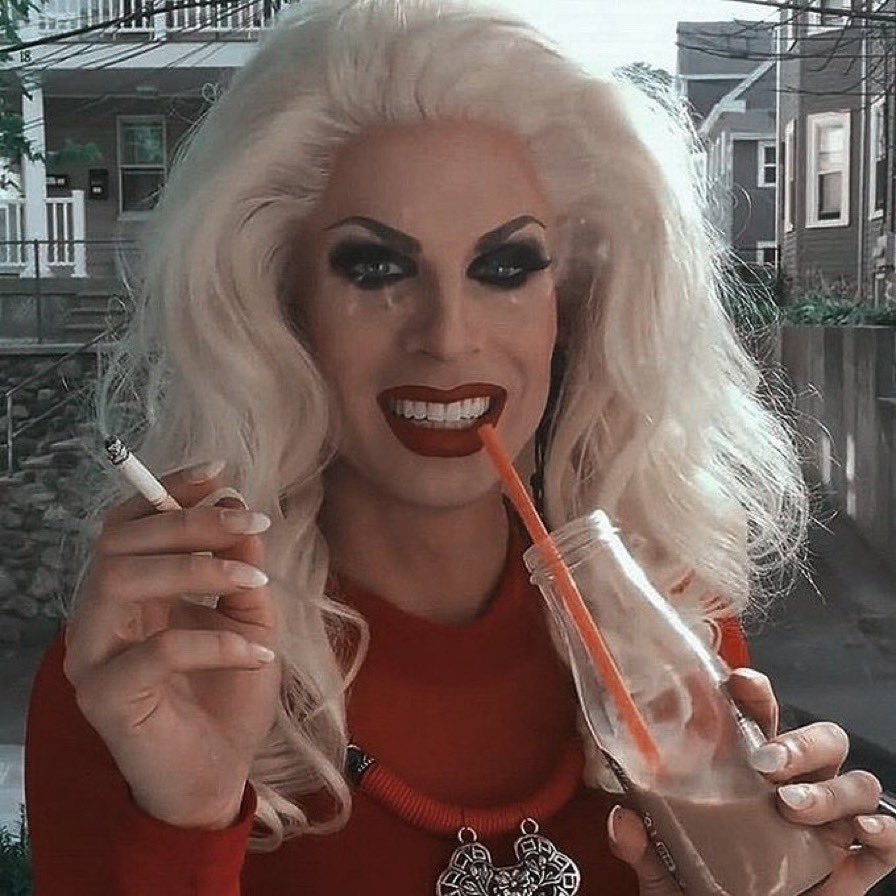 Леди гага макияж. Девушка с кальяном. Фото с кальяном девушка. Smoking queens. Smoking dangling girl.