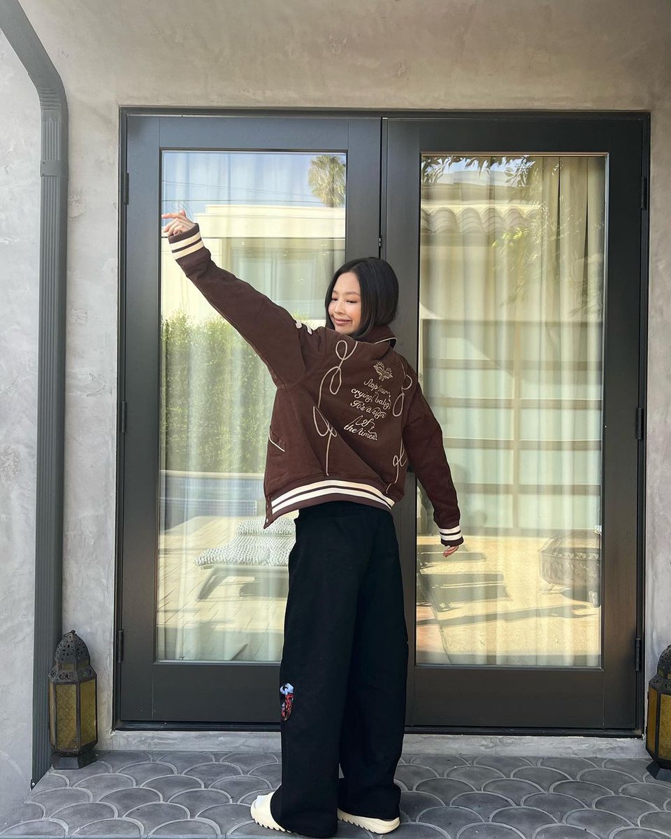 kdolcloset's tweet photo. 『春アウターは何を着ればいいの？？🥲』

韓国アイドルの私服から学ぶ～！
春のブルゾンスタイリング方法.ZIP

#韓国 #韓国ファッション #ブルゾン
https://t.co/ExuXWnODDt https://t.co/JiGMFMZrRL