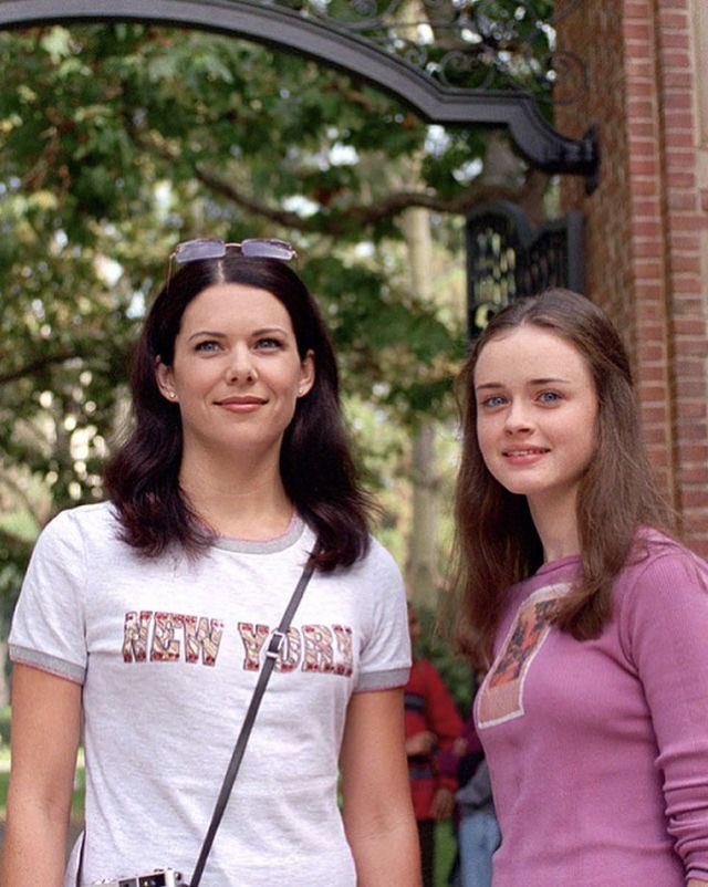ggirlssss's tweet photo. ABRO HILO de la mejor relación madre e hija: 
#gilmoregirls
#rory #lorelai https://t.co/q64vsr2s63