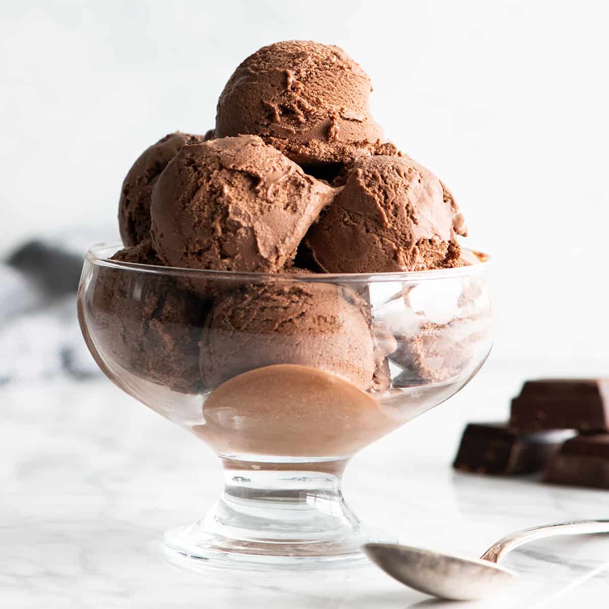 Choco ice. Шоколадное мороженое. Шоколадный пломбир. Мороженое с шоколадом. Десерт из какао.