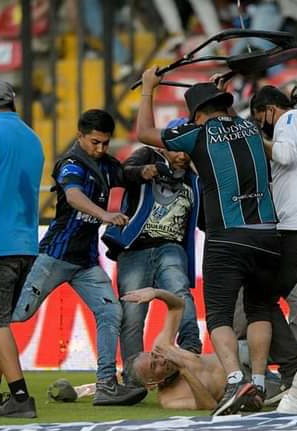 KikaDeOchmann's tweet photo. Si tú esposo,hijo,novio, fue ayer al estadio Corregidora y llegó con los tenis manchados de sangre, la próxima víctima puedes ser tu. 
#SIHAYMUERTOS 
#QueretaroAtlas 
#ASESINOS 
#asesinosdequeretaro https://t.co/7EcEMrEBRg