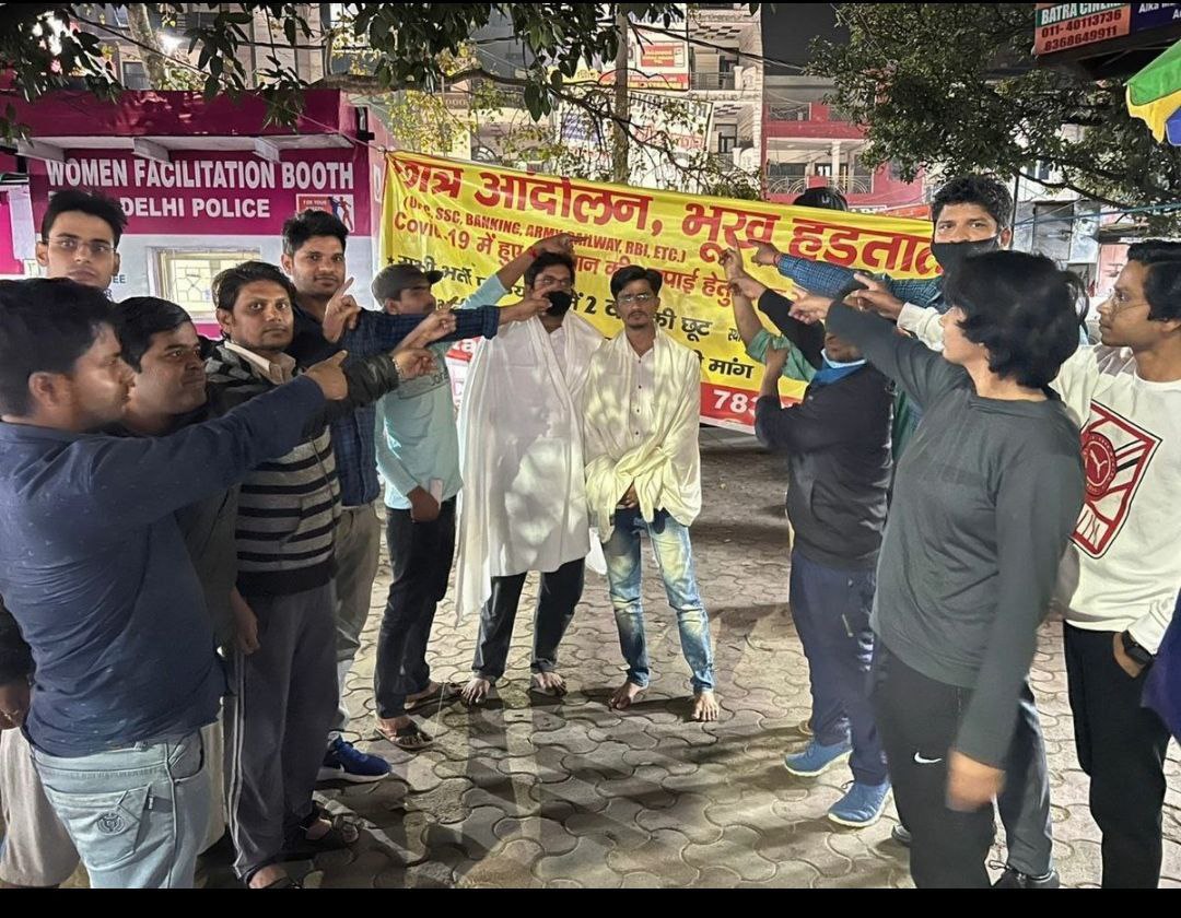 abhi02anand's tweet photo. So called future of the country, demanding justice. If only they were corporate, story would have been different.
@priyankagandhi @RahulGandhi @yadavakhilesh @ArvindKejriwal
#ModiAgainstYouth
#UPSCExtraAttempt https://t.co/BUrd6aBjG1