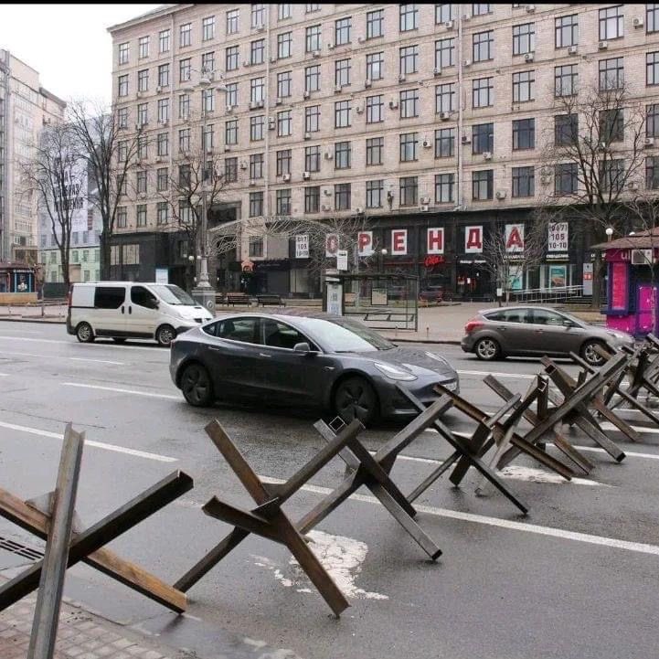 teslaownersSV's tweet photo. Teslas bringing aid to those in need during these crazy times in Ukraine https://t.co/roobcwoYdA