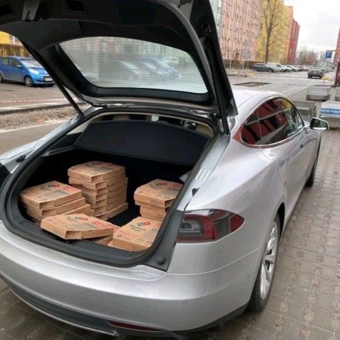 teslaownersSV's tweet photo. Teslas bringing aid to those in need during these crazy times in Ukraine https://t.co/roobcwoYdA