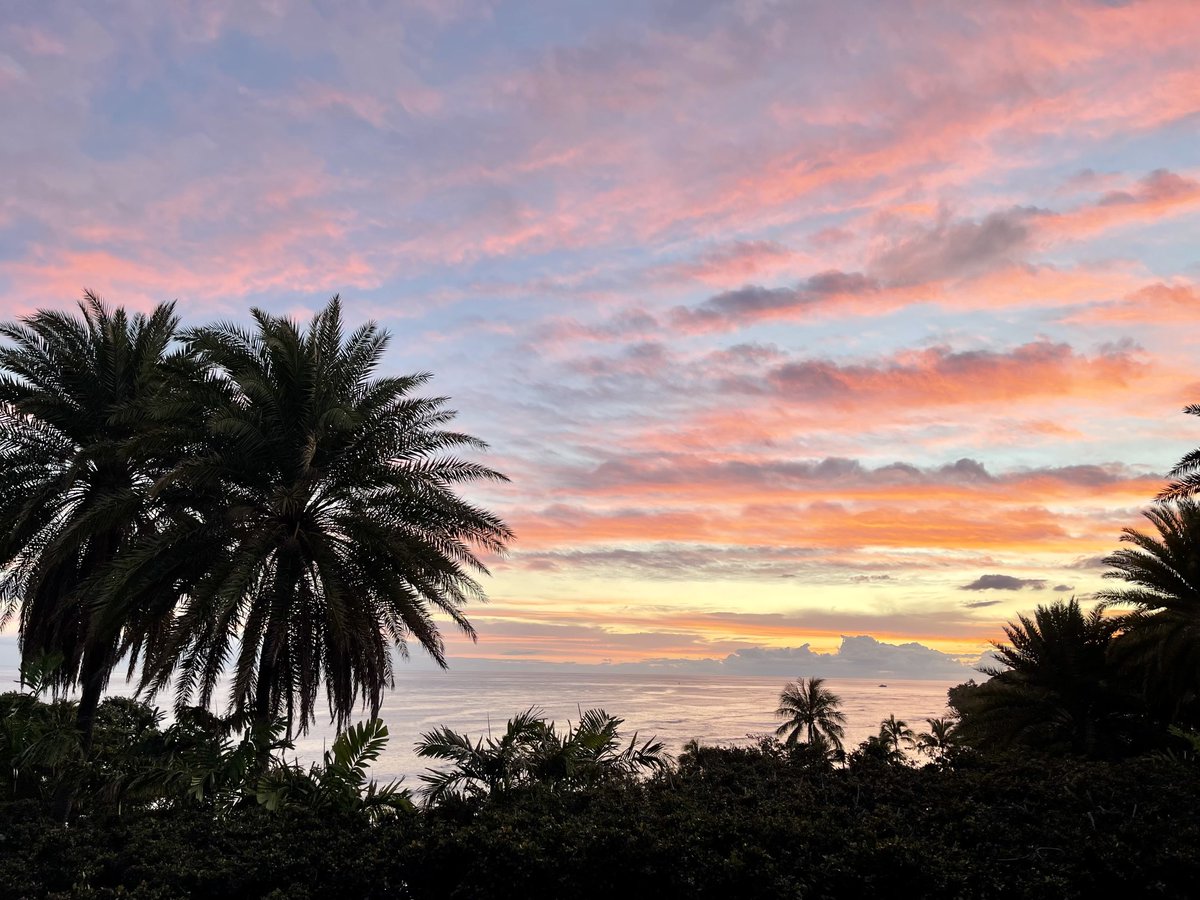laurakauai's tweet photo. Diamond Head nights. #hawaii #oahu https://t.co/LyHaBzW4Wx