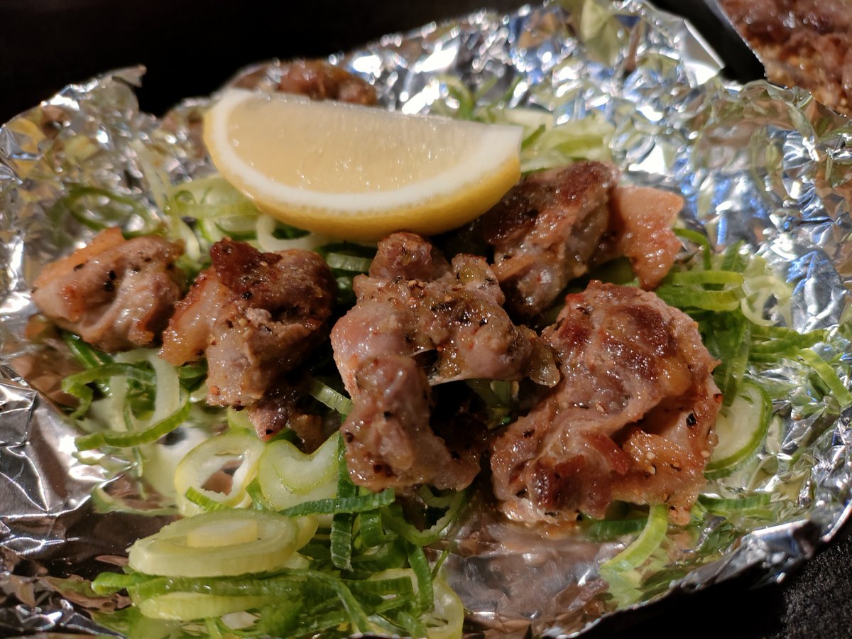 MeshioIizuka's tweet photo. 京橋から一つ隣の鴫野にある鉄板焼屋さん「ぎんちゃん」で一杯。
ビールによく合う鉄板焼メニューは最高！いつ行ってもビールジョッキが冷え冷えなのもGOOD。チーズとん平焼が旨かったです！お店も綺麗にされていていい感じです！
大将のてこ捌きを眺めているだけで酒が飲めます。 https://t.co/4yxksASfSQ