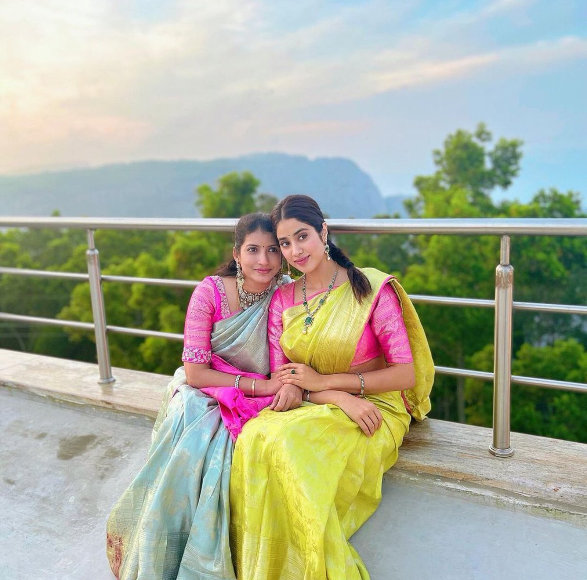 janhvikapoorr's tweet photo. ☀️🌸 https://t.co/WuIqfiDjb4