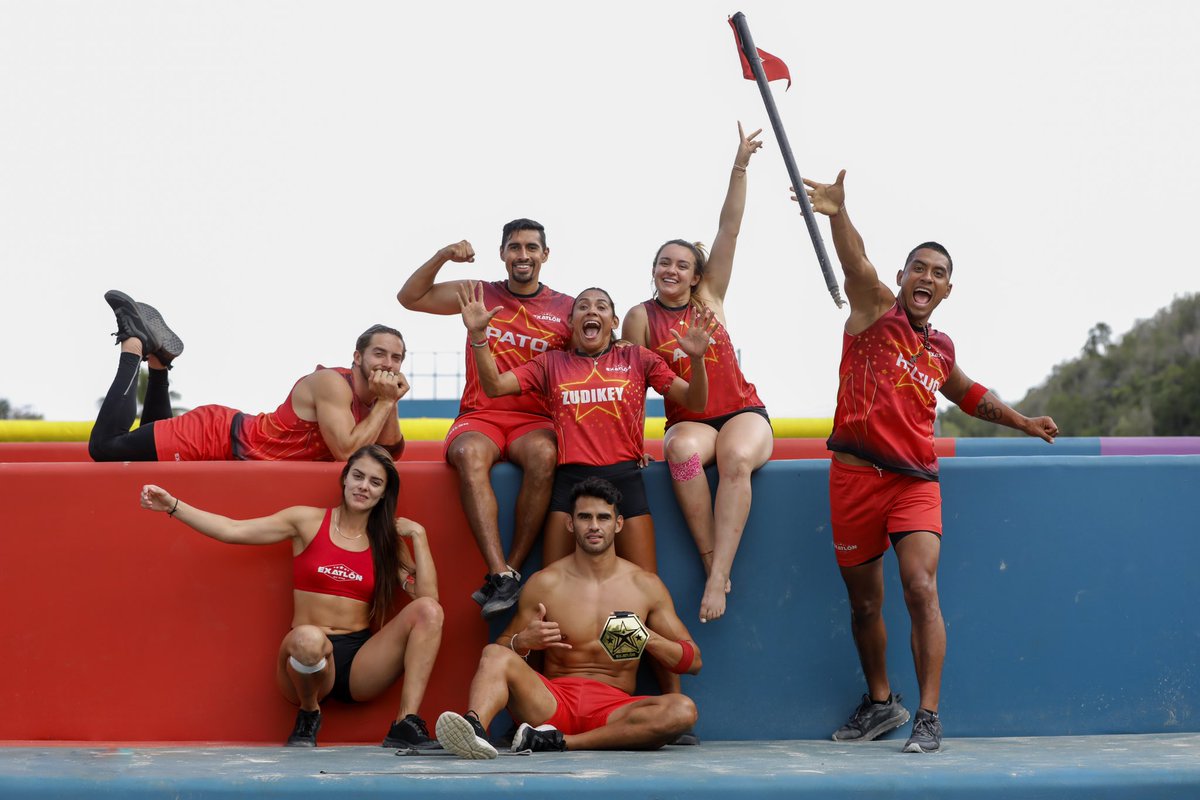 less31100's tweet photo. Exatlón y los azules nos quisieron vender un equipo rojo fracturado, pero está vez no pudieron. Tenemos un equipo unido que se apoya y se quiere.

HASTA EL FINAL AVE FÉNIX 
#BatallaDeEliminación https://t.co/97VtTSARXV