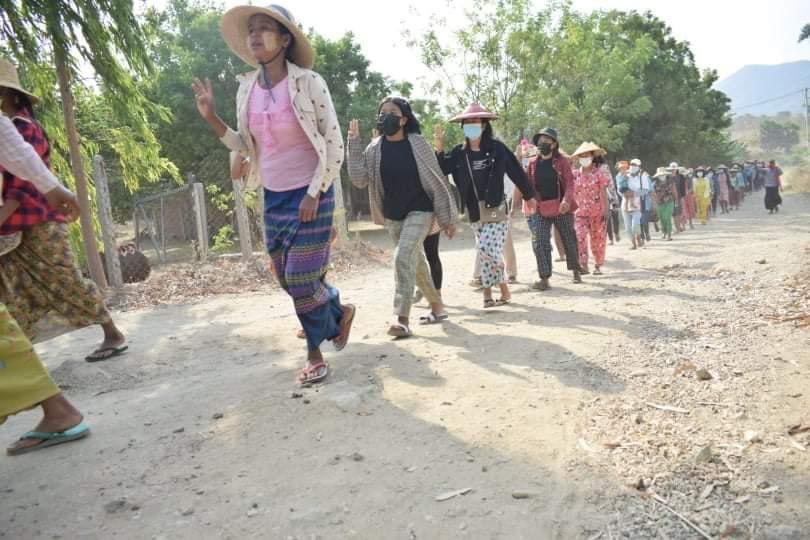Pro-Democracy activists from Eastern parts of YinnMarPin and Northern parts of Sarlingyi staged the marching strike today.
#GSCB  #MassacreInMyanmarByJunta
#2022Mar7Coup
#WhatsHappeningInMyanmar