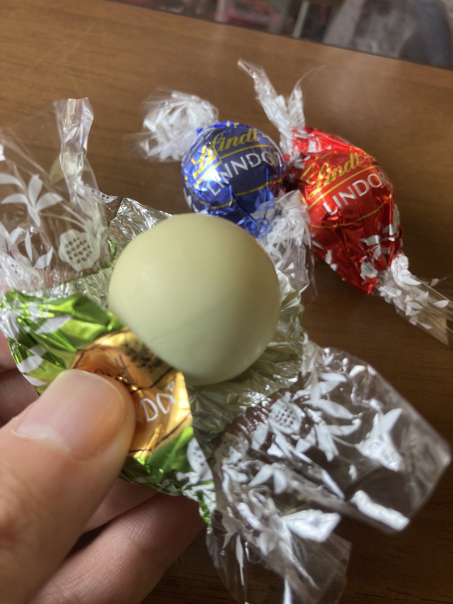 To_Know_Japan's tweet photo. PayPayフリマで買ったLindzのチョコレートが到着♪
味はミルク、ミルク&amp;ホワイト、エクストラダーク、抹茶の4種類入りで、全部美味しそうです😍
クーポン利用とは言え、72個入り1,680円ってヤバないすか！？
よっしゃ♪カフェオレのお供に食べながら勉強しよ♪♪
#lindz #チョコ #チョコレート #フリマ https://t.co/S4dvq0hEBn
