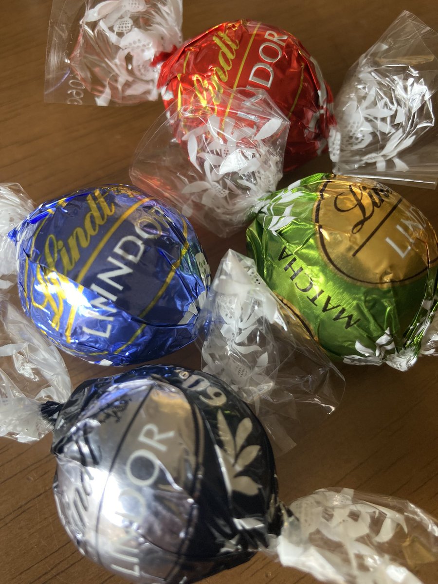 To_Know_Japan's tweet photo. PayPayフリマで買ったLindzのチョコレートが到着♪
味はミルク、ミルク&amp;ホワイト、エクストラダーク、抹茶の4種類入りで、全部美味しそうです😍
クーポン利用とは言え、72個入り1,680円ってヤバないすか！？
よっしゃ♪カフェオレのお供に食べながら勉強しよ♪♪
#lindz #チョコ #チョコレート #フリマ https://t.co/S4dvq0hEBn