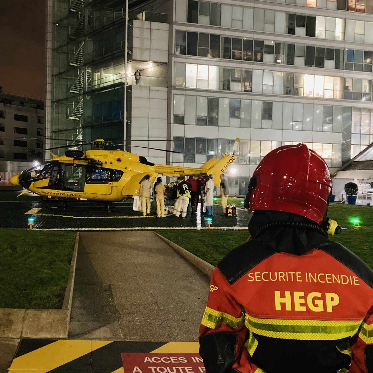 Anesth_Rea_HEGP's tweet photo. Extraction d'un patient en choc par l'arrière du Dragon, sous le regard attentif de la sécurité, dans le froid, la pluie, la nuit. Rencontre des équipes, chacun connait son rôle et le poids du temps qui passe sur une vie en suspend. Le bloc attend.@SecCivileFrance @SUdF_Officiel https://t.co/dtQovizdvO