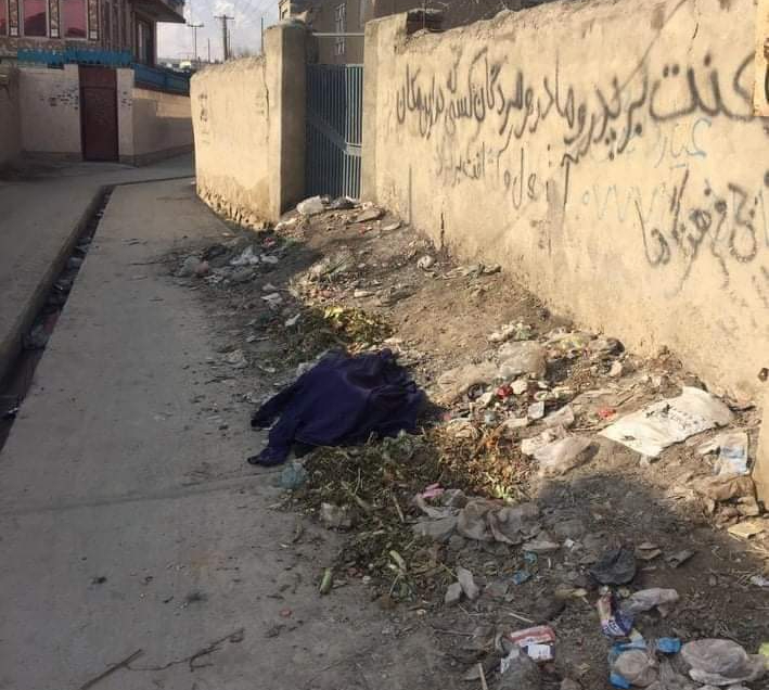 TOLOnews's tweet photo. منابع مردمی در دشت برچی می‌گویند که جسد یک دختر جوان در این منطقه پیدا شده است. تصاویری که در رسانه‌های اجتماعی دست به دست می‌شوند نشان می‌دهند که جسد این دختر با دستان بسته در یک کوچه روی زباله‌ها انداخته شده است.
#طلوع‌نیوز https://t.co/VmCtfyCE1J