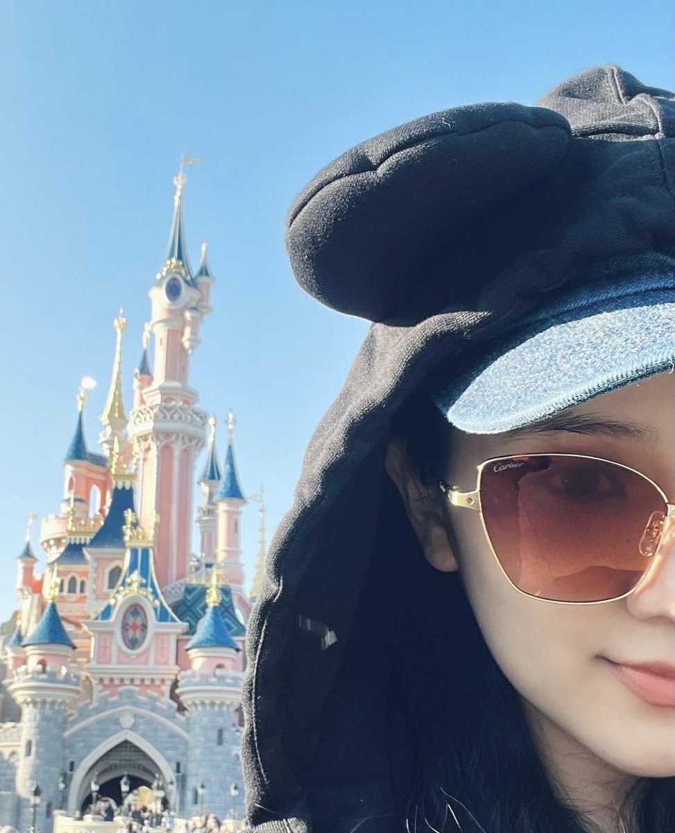 CloutNewsMedia's tweet photo. BLACKPINK’s Jisoo looks adorable in new pictures from Disneyland in Paris ❤️

#blackpink #jisoo #KimJisoo #sooya @BLACKPINK https://t.co/3fq9JfrMSg
