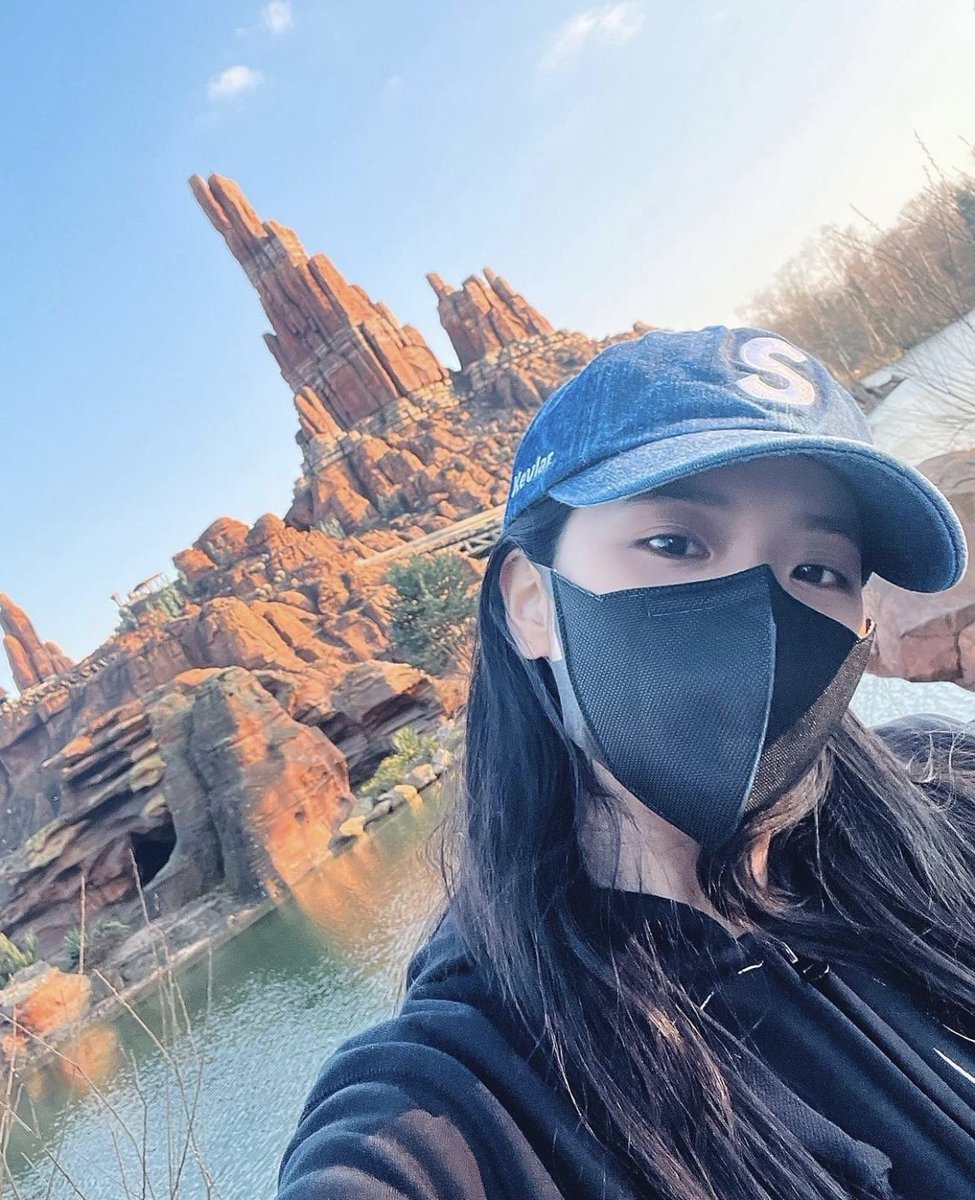 CloutNewsMedia's tweet photo. BLACKPINK’s Jisoo looks adorable in new pictures from Disneyland in Paris ❤️

#blackpink #jisoo #KimJisoo #sooya @BLACKPINK https://t.co/3fq9JfrMSg