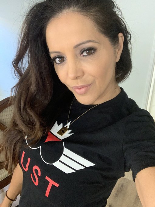 How was everyone&rsquo;s weekend 💝and yes I love my @KendraLust shirt ❤️ https://t.co/ERLqDo3oNx