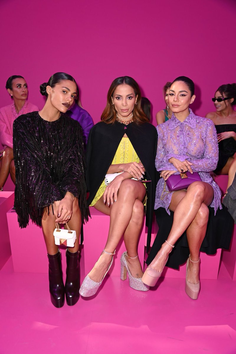 SourceHudgensFR's tweet photo. 📸| Vanessa Hudgens au défilé Valentino Pink PP Women's Wear à la Fashion Show @ Paris - 6 mars. https://t.co/yRZ6LFsifG