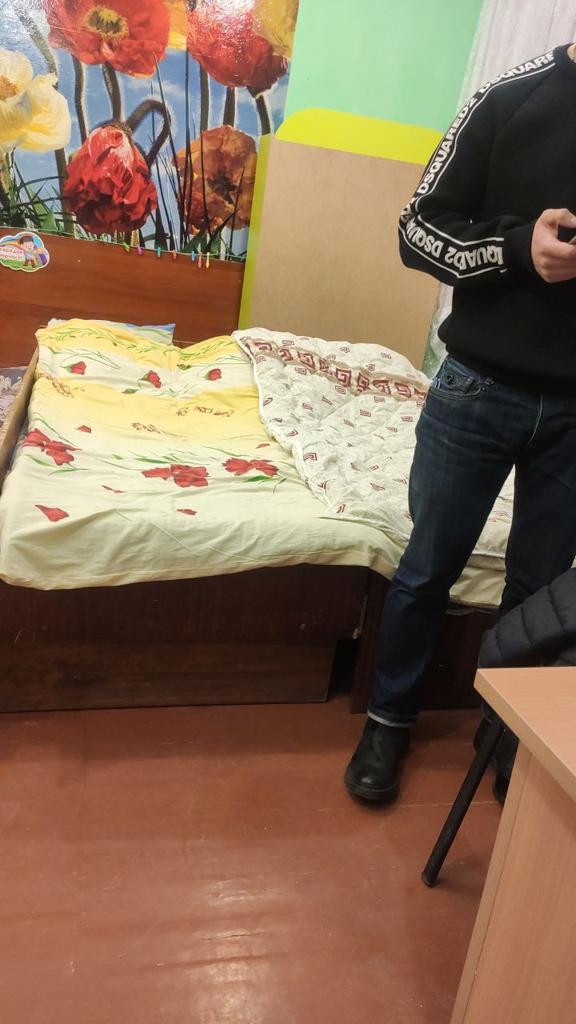 refugee blog day one: 
Mega terrible road, a lot of checkpoints, a very long check, no place to sleep ( 
We spent the night at school, yes at school, they fed us and put us in rooms for 13 people 😂  
Now we are standing in line at the gas station for about an hour 😔