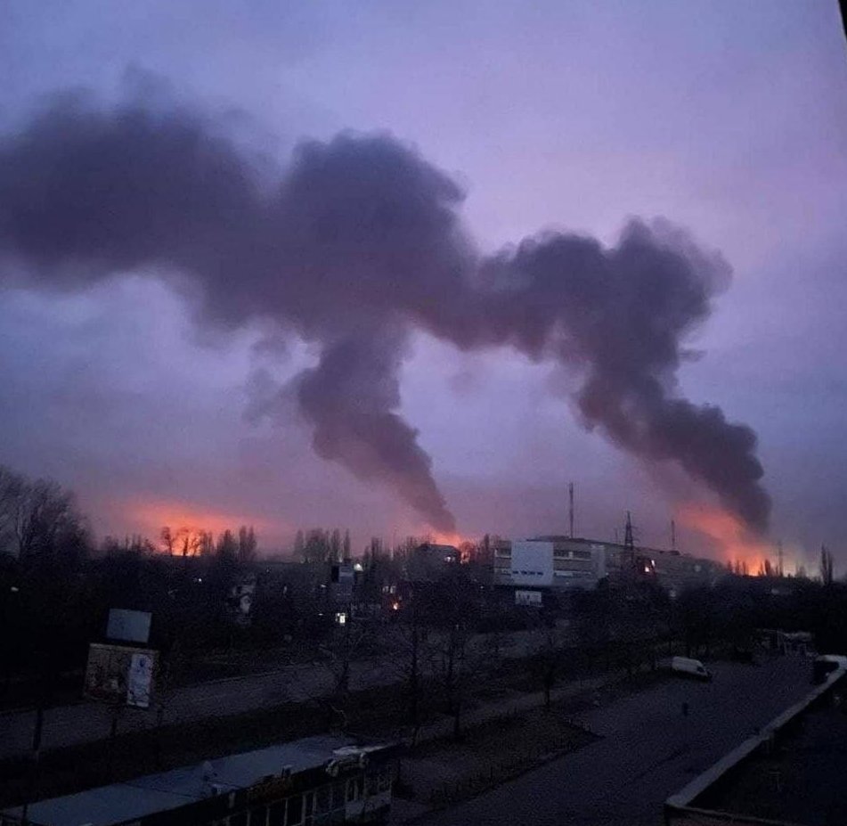 televizeseznam's tweet photo. ‼️ GŠ🇺🇦armády k 6:00: Od začátku dne pokračují okupanti v raketových a dělostřeleckých úderech na města a vesnice.
Město Irpin zůstává déle než tři dny bez světla, vody a tepla. Jídla je nedostatek, okupanti zakázali občanům opustit své domovy.
📸Mykolajiv dnes ráno, hořící domy https://t.co/m1Y2lBzyTH