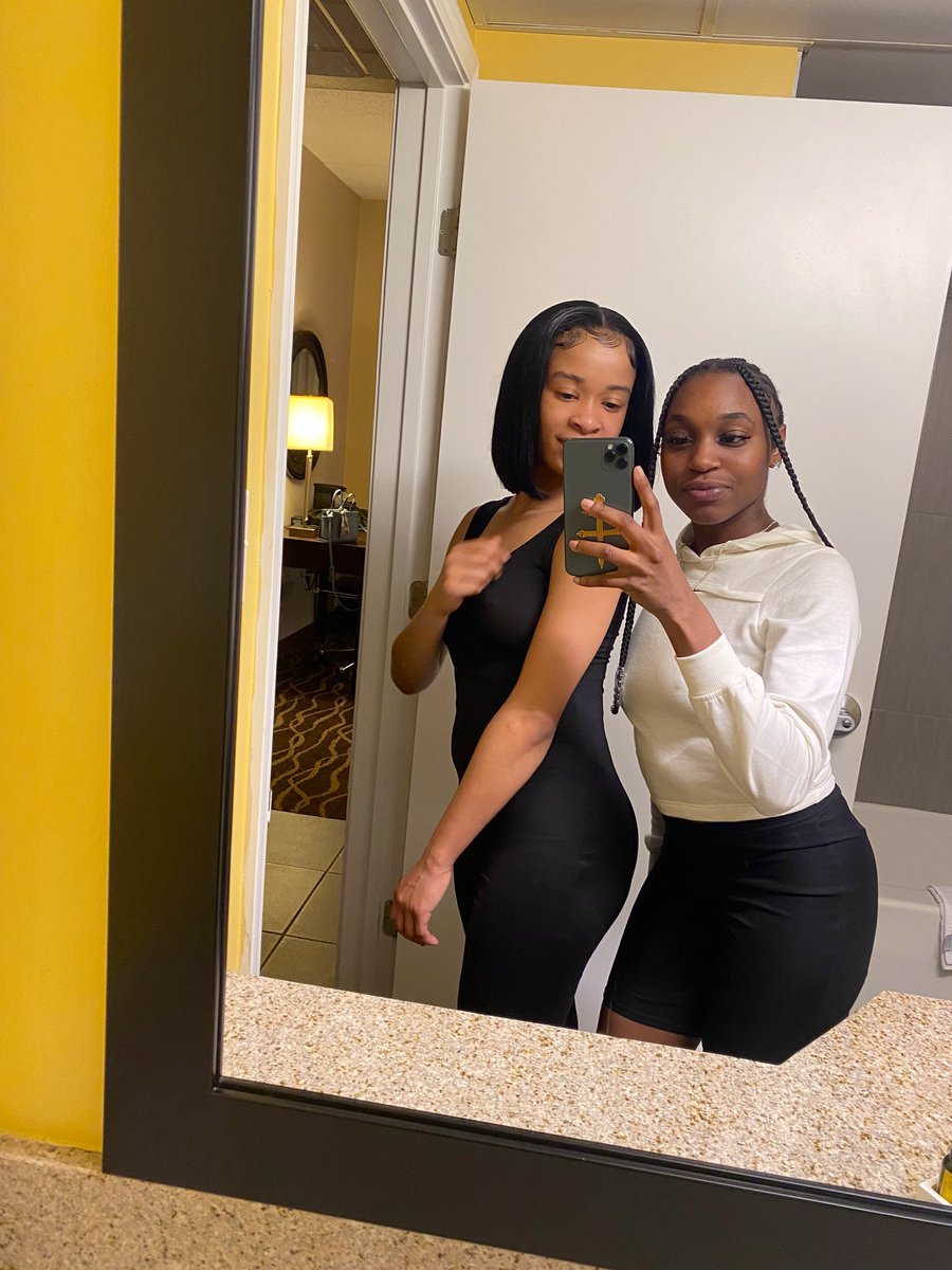 thatsshi_'s tweet photo. it’s nothing but good vibes when we link 🥵🥰🤗 https://t.co/FfnxYTQ2sq