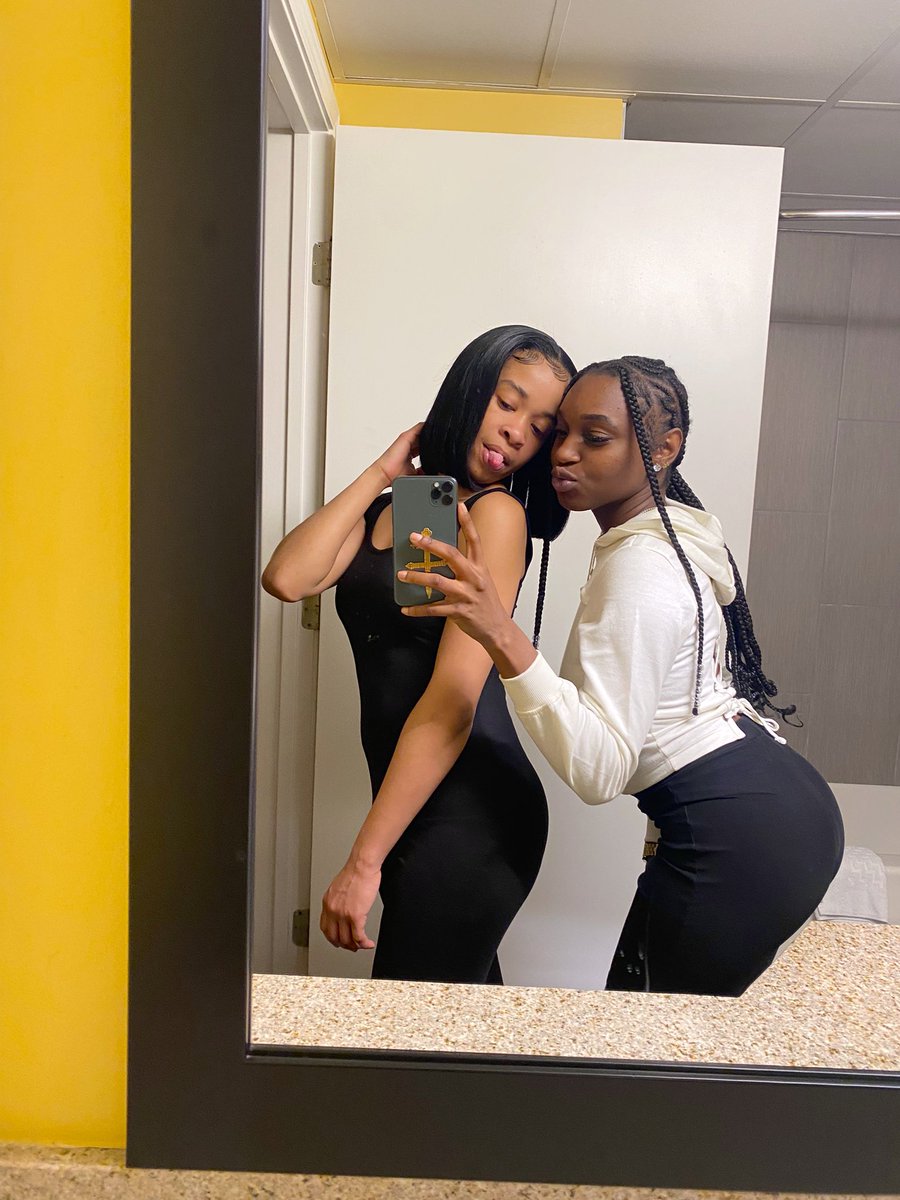 thatsshi_'s tweet photo. it’s nothing but good vibes when we link 🥵🥰🤗 https://t.co/FfnxYTQ2sq