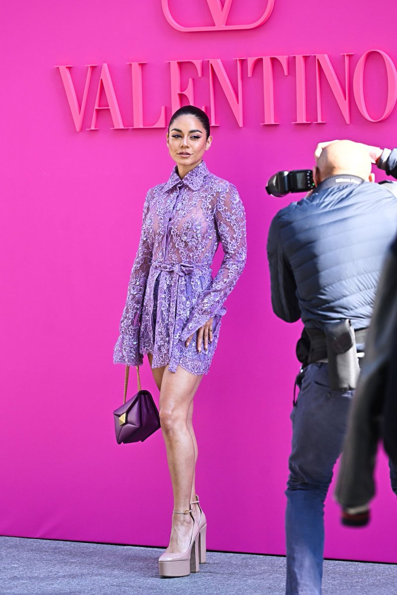 SourceHudgensFR's tweet photo. 📸| Vanessa Hudgens au défilé Valentino Pink PP Women's Wear à la Fashion Show @ Paris - 6 mars. https://t.co/YsTz1fqqYo