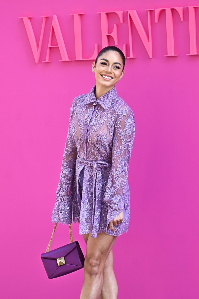 SourceHudgensFR's tweet photo. 📸| Vanessa Hudgens au défilé Valentino Pink PP Women's Wear à la Fashion Show @ Paris - 6 mars. https://t.co/YsTz1fqqYo