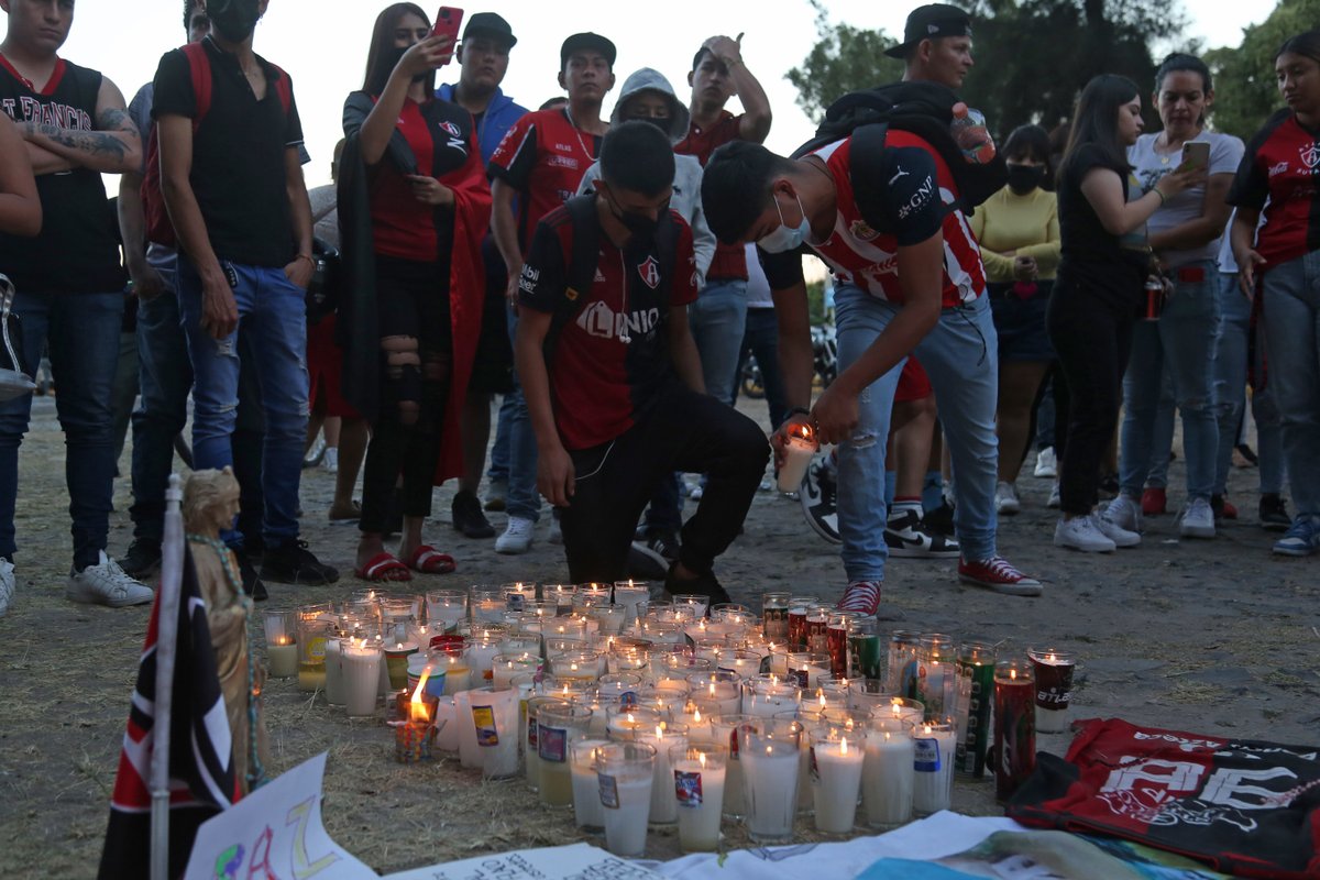 MilenioJalisco's tweet photo. Familiares de aficionados de Atlas empiezan a recibir apoyo económico recaudado en el Estadio Jalisco
https://t.co/reXHwHtt1Y https://t.co/gYMYGk7CZw