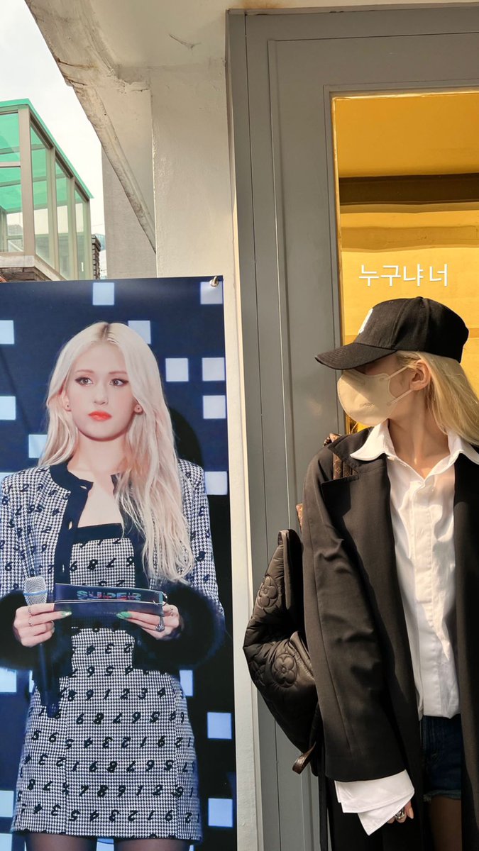 somihourly's tweet photo. somi went to her birthday cafe event that ksommungchis did for her 🥺 when i say somi is the best girl https://t.co/ya5AVYBIF8
